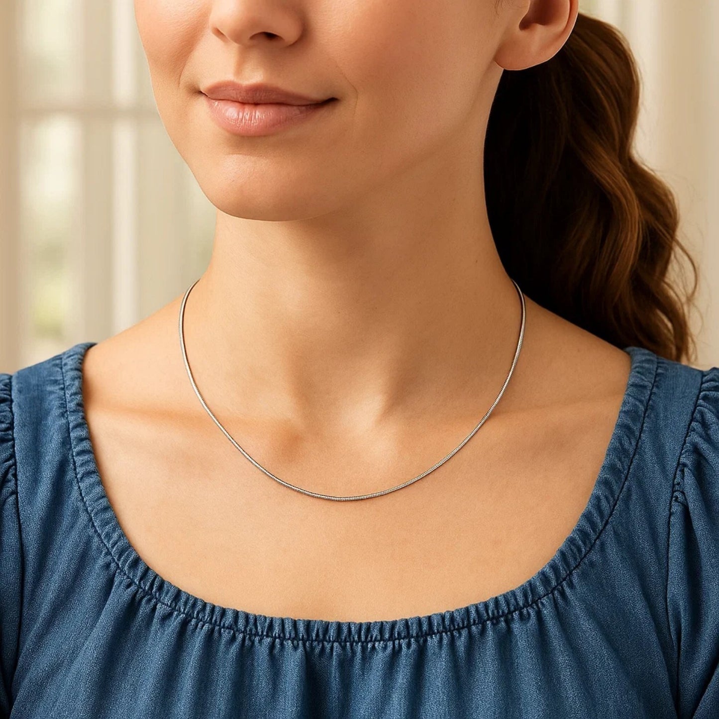 14k White Gold Thin Motif Round Omega Necklace