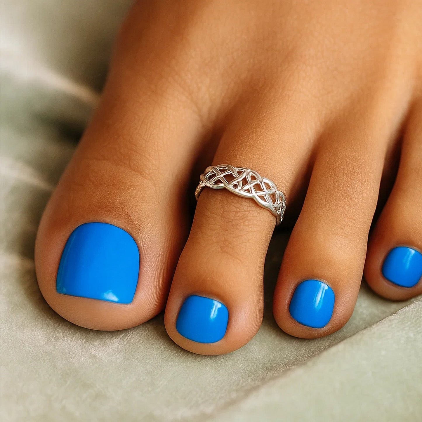 14k White Gold Toe Ring in a Celtic Knot Style